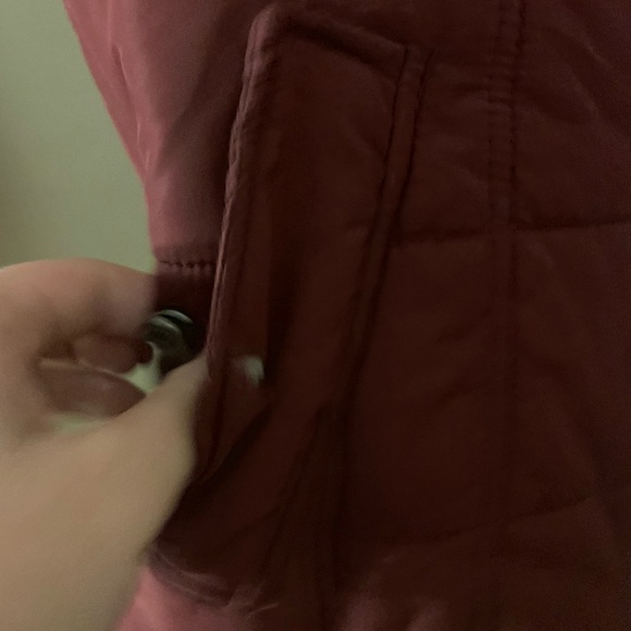 Weatherproof burgundy puffer vest ⭐️ - Picture 4 of 10